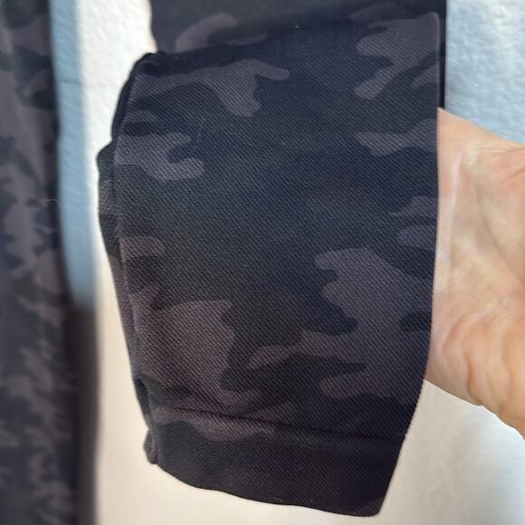 EUC SPANX Black Camo Performance Leggings Medium Full Length - Picture 4 of 5